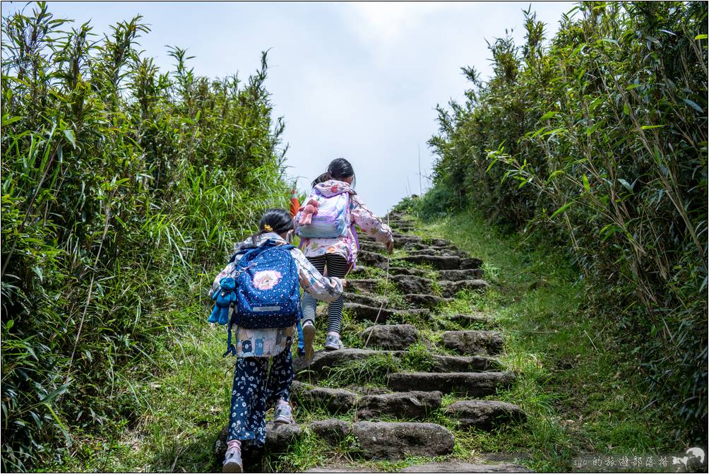 景觀涼亭位於一個小V行山谷旁的山錐上