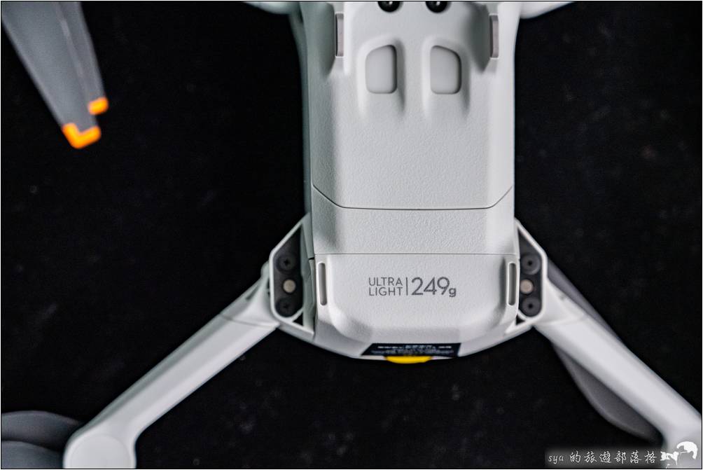 搭配標準版電池的 DJI Mini 3 Pro 重量只有約249 g