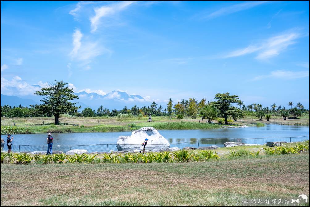 台開心農場的視野景觀其實蠻棒的，從池塘望過去，是腹地寬廣的農場樹林，遠方則是海岸山脈的起點，畫面十分有氣勢！