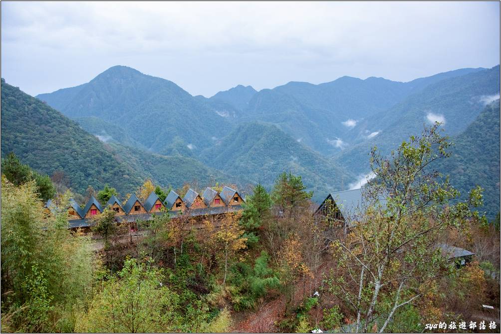 左邊一間一間的小木屋是「嚒得歲莊園」。是一間私營的民宿，上網看了一下，價格還蠻便宜的，有興趣的朋友也可以參考參考。