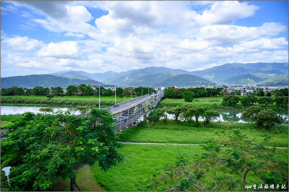 觀景台上可以看到車輛通行的慶和橋，以及一旁我們這次所要走走的津梅棧道。