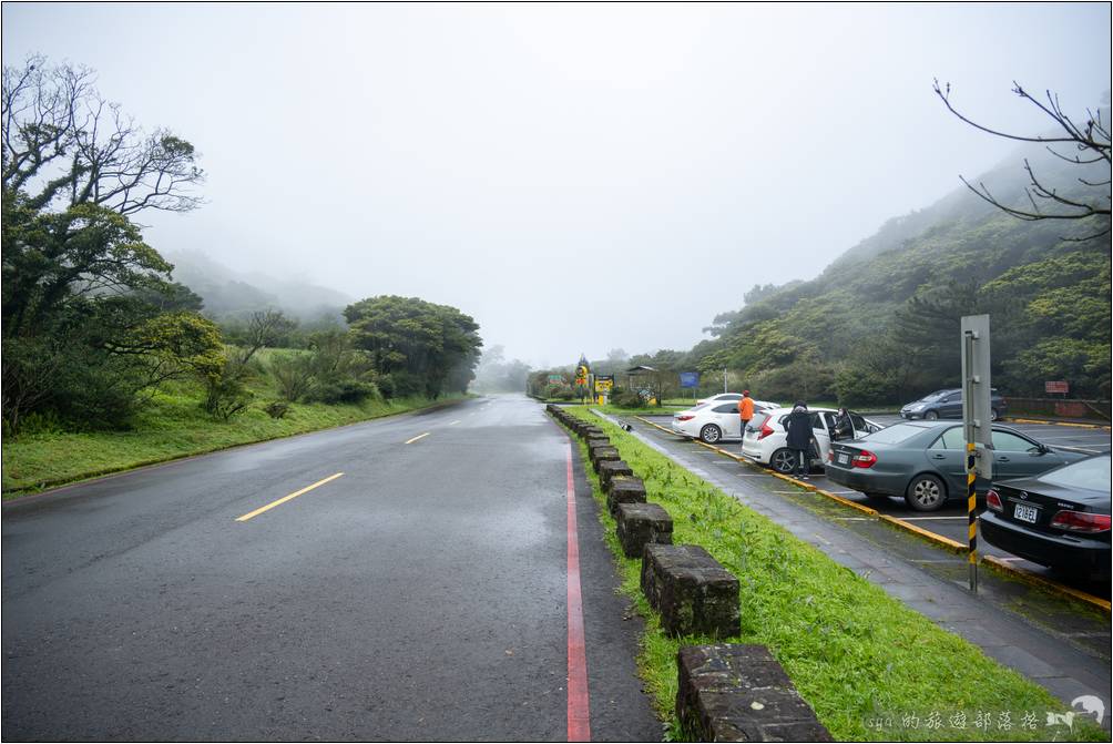 大屯公園第一停車場約有30~40台左右的車輛胃納量，它就位於一過大屯公園的巴拉卡公路旁