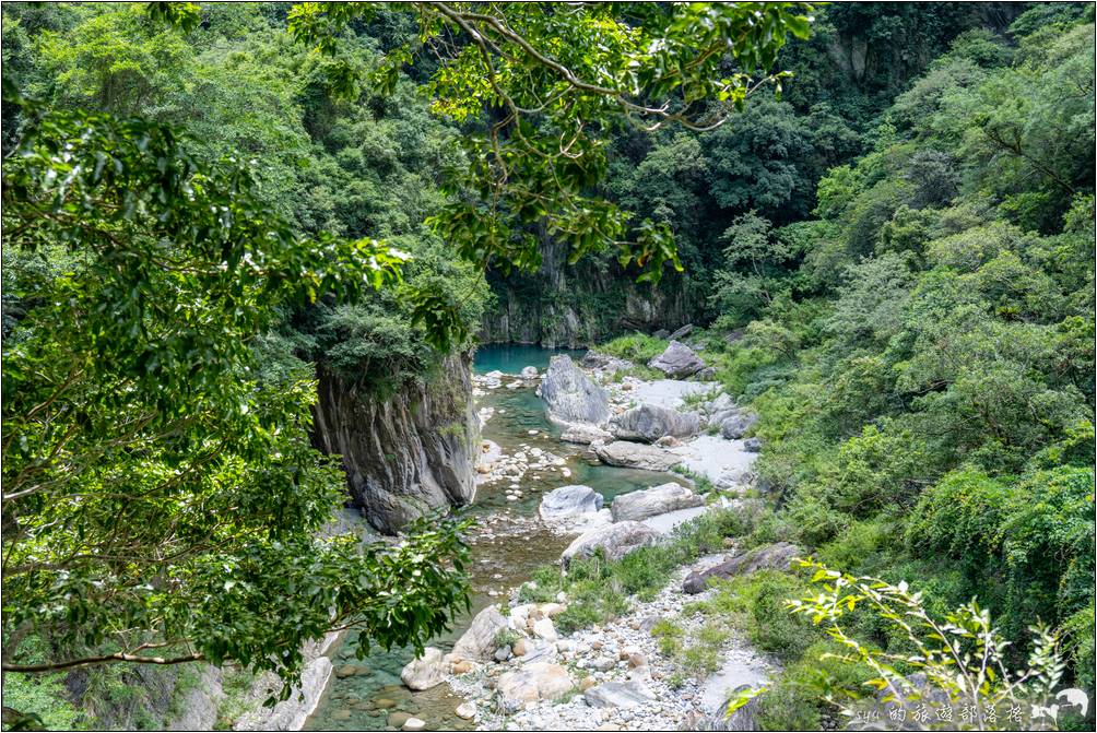 砂卡礑步道一旁的溪水湍急但清澈，步道沿途有一些可供休憩、拍照的觀景台。