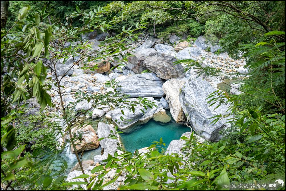 砂卡礑步道一旁的溪水湍急但清澈，步道沿途有一些可供休憩、拍照的觀景台。