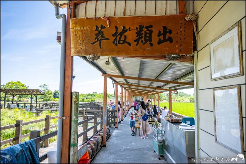 蓮池旁有一整排的遮陽涼亭，可以在這裡賞蓮、品花茶、或是輕鬆的泡腳～