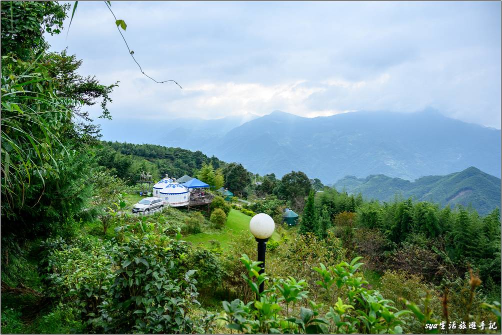 從英仙台有條小徑可以通往新月草原，是條視野、景觀都很不錯的步道。雖然步道的狀態有點原始，但其實還算好走。其中有一段穿梭於松林之下，走起來非常的舒適、怡人～