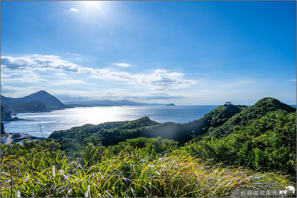 步道就蜿蜒在兩座觀景平台間的稜線上