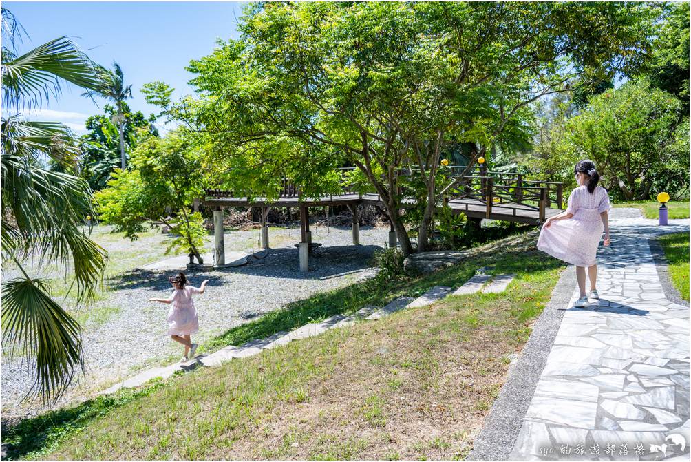 花之語後方也有個小魚池，一旁的觀景台下也還有三、四個盪鞦韆