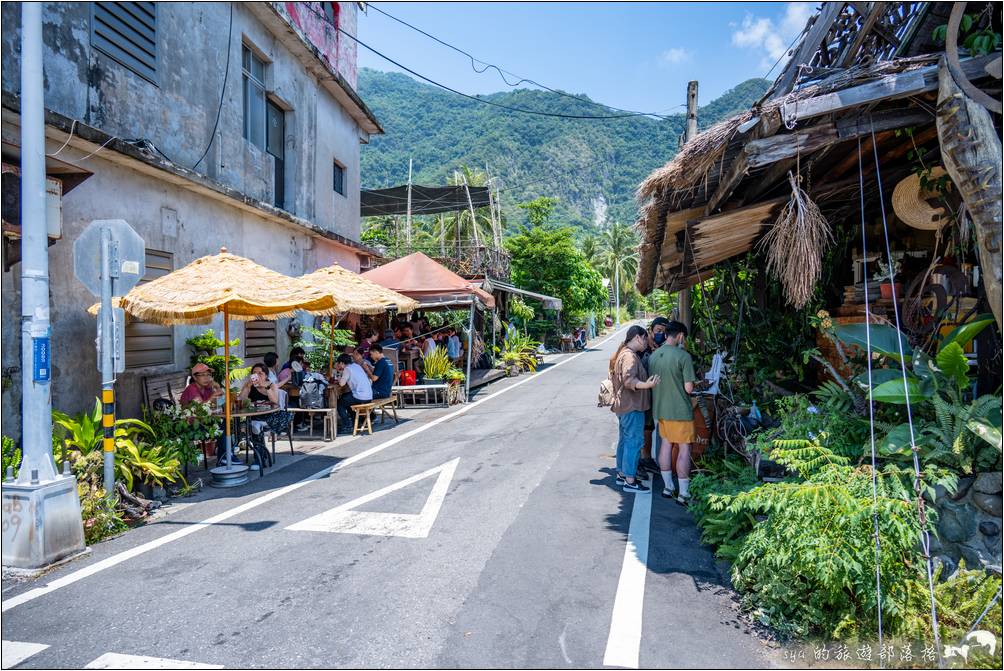 座位區就沿著店旁的小巷擺著，裡頭還有個較大的兩層樓座位區。