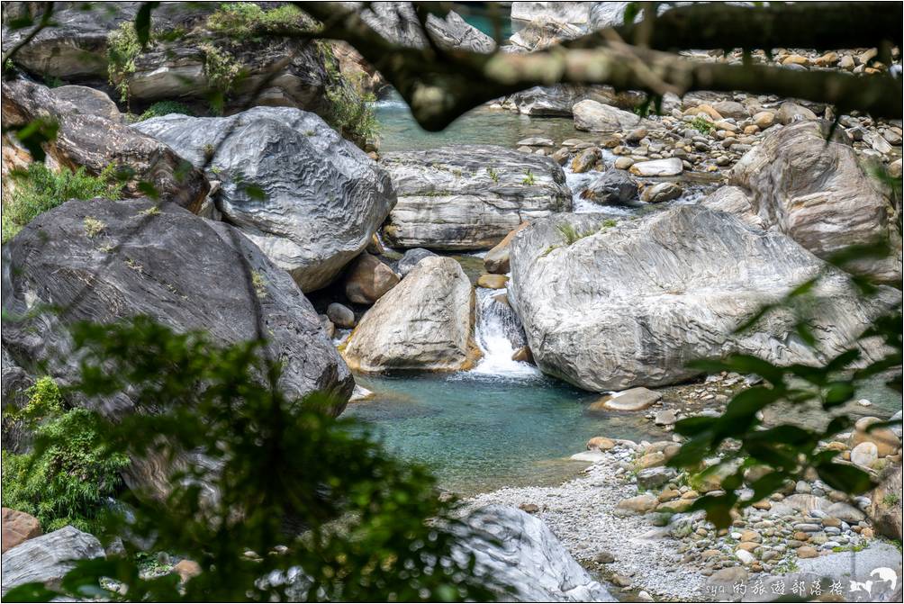 砂卡礑步道一旁的溪水湍急但清澈，步道沿途有一些可供休憩、拍照的觀景台。