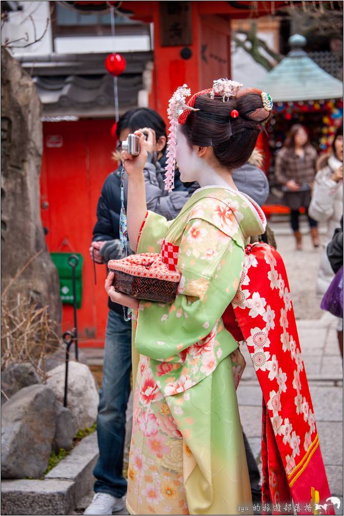 半路本來覺得為什麼一堆的藝妓還要自己帶著相機，原來這些也是一般的遊客，就是單純打扮成藝妓的模樣。