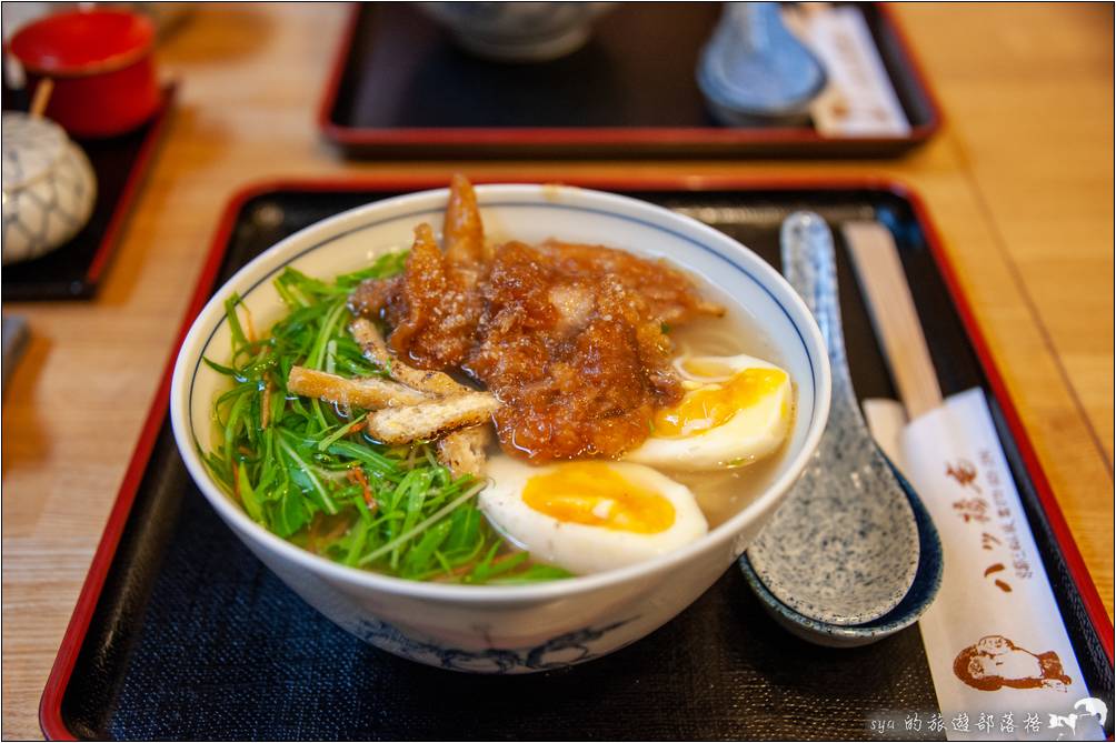 最後我們還是找了一間日式定食店「八つ橋庵」，當作我們的中餐選擇。口味上還蠻合我們台灣人口味，份量也適中，至於套餐的價格大部分都落於1000日幣左右