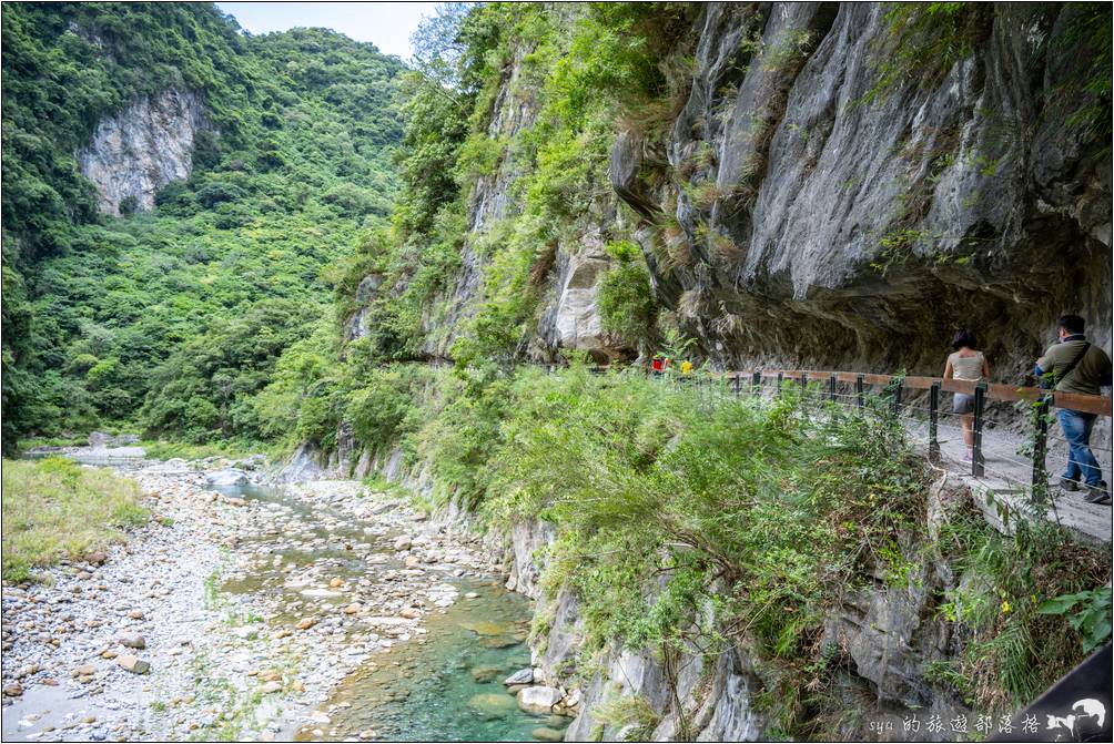 砂卡礑步道沿著砂卡礑溪的山壁以人工挖鑿而成