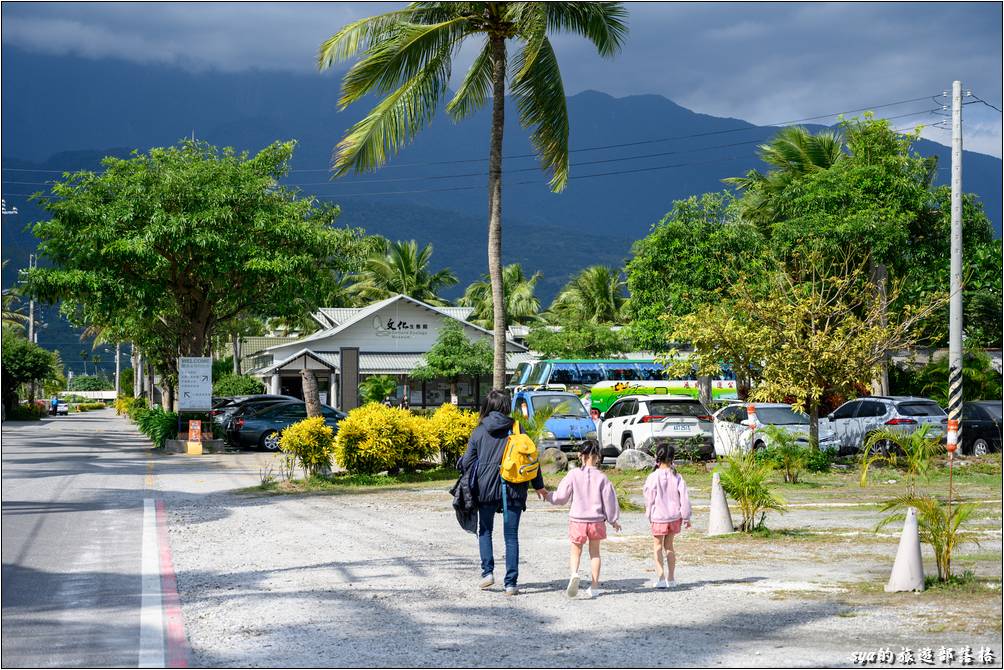 立川漁場前方的廣場與一旁的道路邊都有畫設停車格