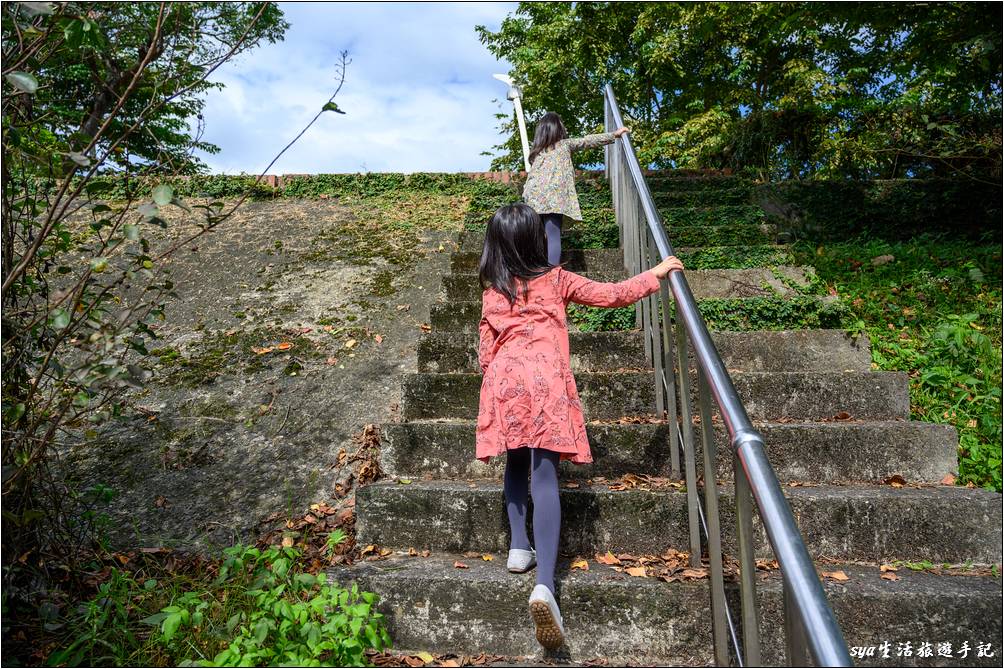 要前往津梅棧道，可以從宜蘭縣政府社幅館的連接步道走過去，或是從環河路的河堤走過去。上圖就是環河路河堤的階梯，在環河路上有很多這樣上切的階梯，爬上去後沿著河堤往慶和橋的方向即可。