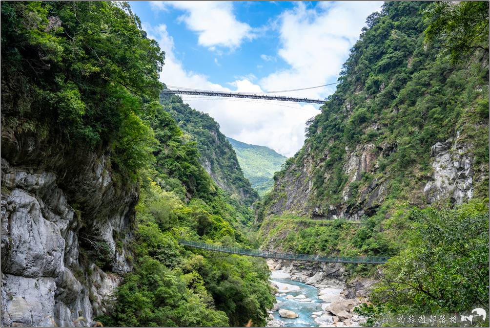 在步道入口附近就可以看到遠處上方的布洛灣吊橋（舊名山月吊橋）及近處下方的錐麓吊橋