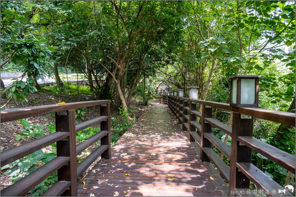 這條小徑避開中山路，蜿蜒於北投溪旁