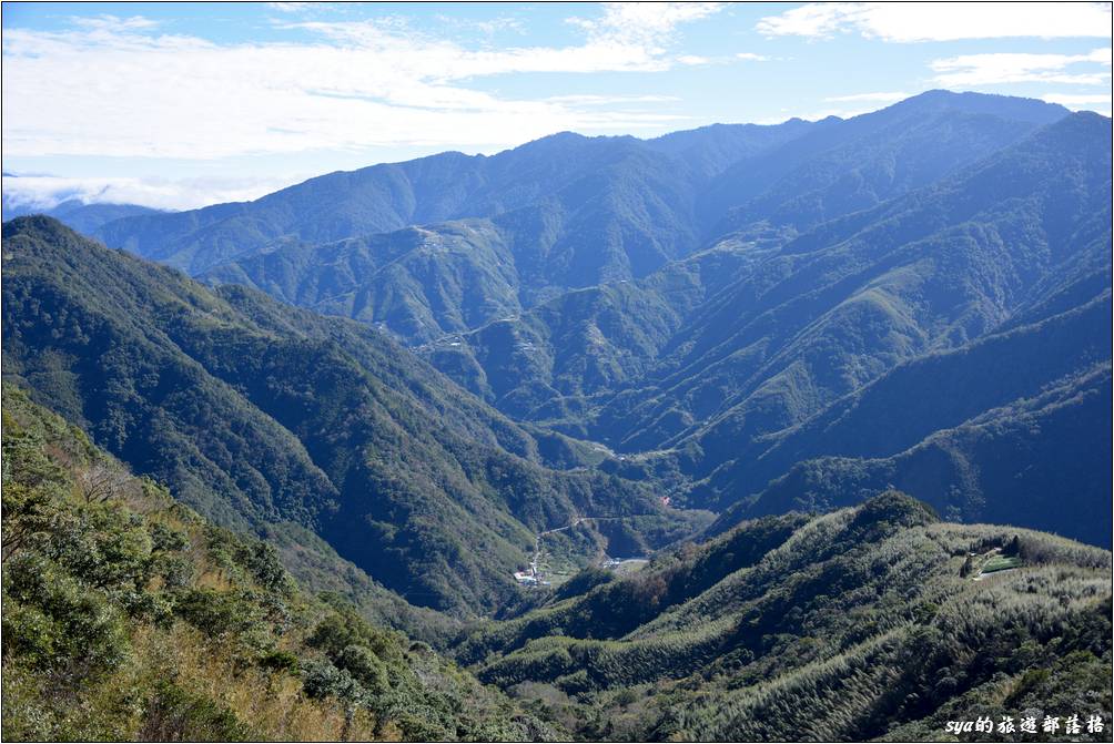 宇老觀景台這裡的景觀視野極佳，開車經過這裡，可是一定要下車欣賞一下。經過宇老派出所，往秀巒的方向繼續前行約一百公尺左手邊有幾個汽車的停車位，車輛可以停在這裡步行回宇老觀景台處賞景。