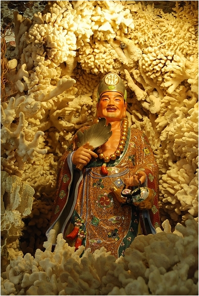 【台北三芝 景點】貝殼廟 | 隱身山林的海底宮殿，順遊石門風力發電廠