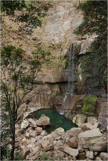 千年蝙蝠洞 | 岩壁上的比屋連甍，來到阿里山可以安排順遊的健行景點