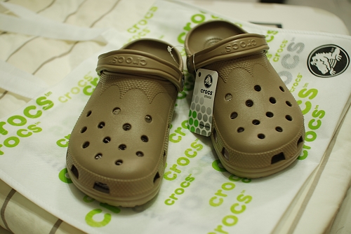 舒服的脫鞋。Crocs