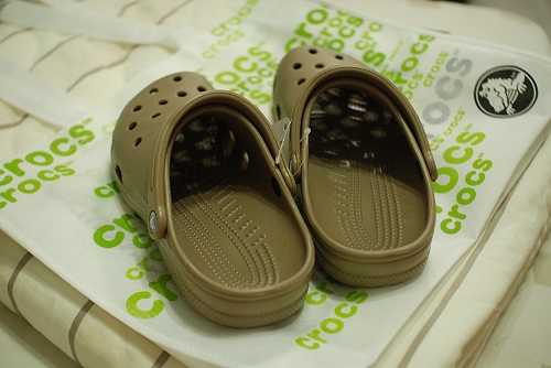 舒服的脫鞋。Crocs