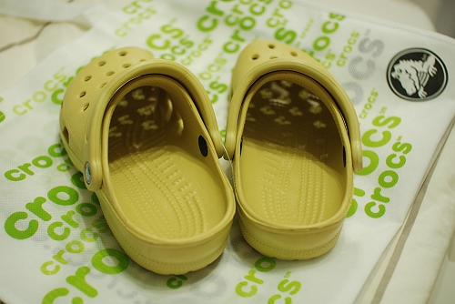 舒服的脫鞋。Crocs