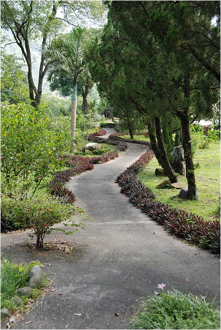 【南投 景點】 秋高氣爽採甜柚。喬園度假山莊 | 鹿窯香菇園、921地震震爆點、傾斜屋