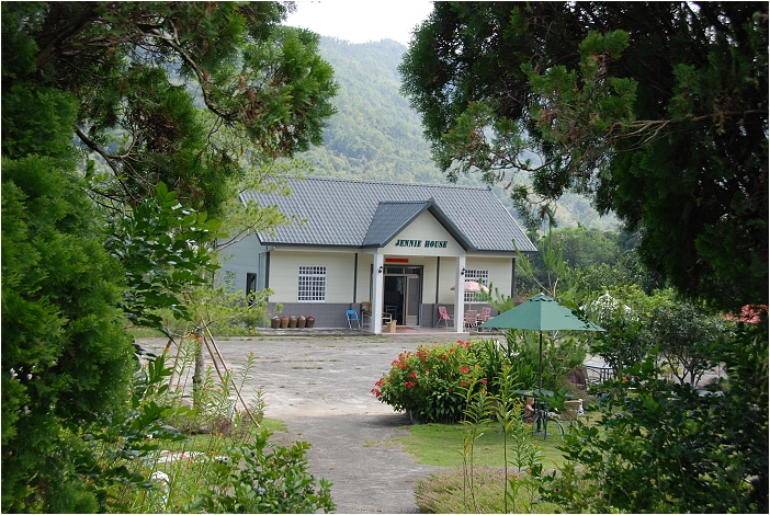【南投 景點】 秋高氣爽採甜柚。喬園度假山莊 | 鹿窯香菇園、921地震震爆點、傾斜屋