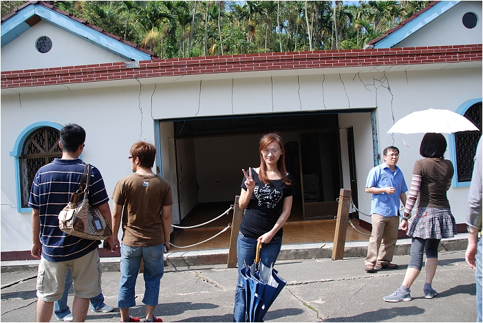 【南投 景點】 秋高氣爽採甜柚。喬園度假山莊 | 鹿窯香菇園、921地震震爆點、傾斜屋