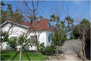 【南投 景點】 秋高氣爽採甜柚。喬園度假山莊 | 鹿窯香菇園、921地震震爆點、傾斜屋