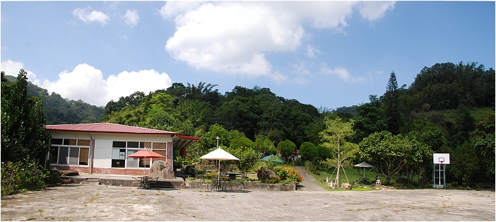 【南投 景點】 秋高氣爽採甜柚。喬園度假山莊 | 鹿窯香菇園、921地震震爆點、傾斜屋