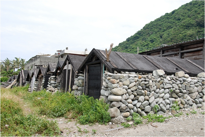 蘭嶼。文化 (飛魚乾、地下屋、涼亭、拼板舟)