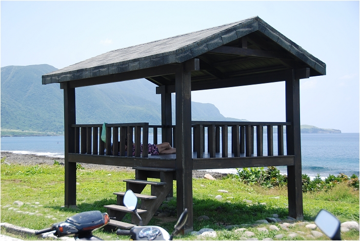 蘭嶼。文化 (飛魚乾、地下屋、涼亭、拼板舟)