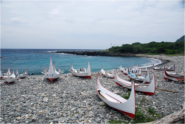蘭嶼。文化 (飛魚乾、地下屋、涼亭、拼板舟)