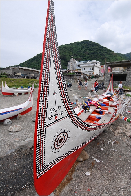 蘭嶼。文化 (飛魚乾、地下屋、涼亭、拼板舟)