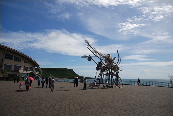 【屏東墾丁 景點】海洋生物博物館 | 欣賞藍色水底隧道、悠遊的小白鯨、大魟魚，以及夜宿海生館要注意什麼？