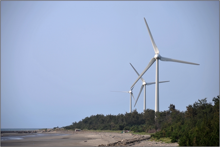昔日移民的登陸口。龍鳳漁港 | 風力發電大風車、臨海步道、新鮮現捕海產