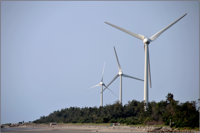 昔日移民的登陸口。龍鳳漁港 | 風力發電大風車、臨海步道、新鮮現捕海產