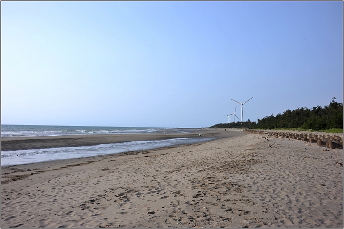 昔日移民的登陸口。龍鳳漁港 | 風力發電大風車、臨海步道、新鮮現捕海產