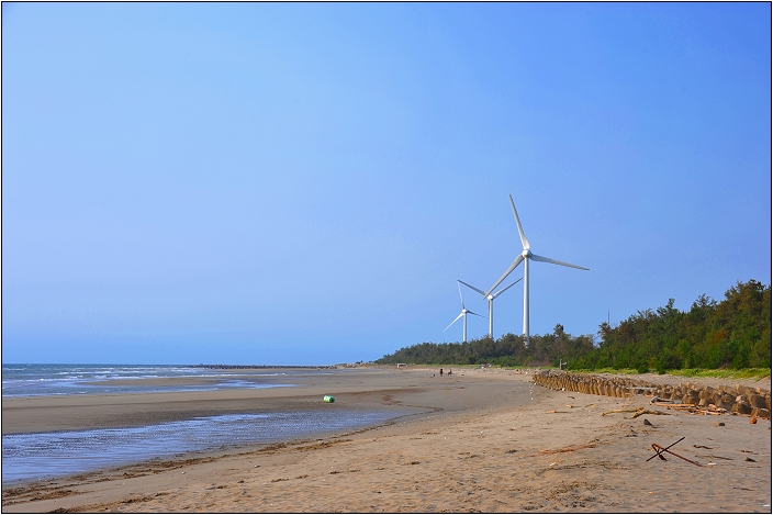 昔日移民的登陸口。龍鳳漁港 | 風力發電大風車、臨海步道、新鮮現捕海產