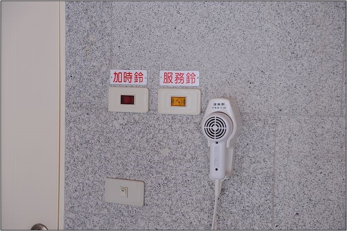 【台北 溫泉】馬槽花藝村｜陽明山老牌超棒泉質的半露天湯屋，泡完還能順道享受美食