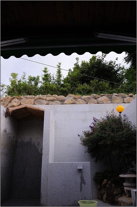 【台北 溫泉】馬槽花藝村｜陽明山老牌超棒泉質的半露天湯屋，泡完還能順道享受美食