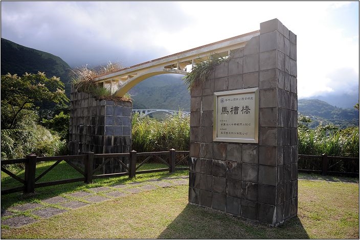 【台北 溫泉】馬槽花藝村｜陽明山老牌超棒泉質的半露天湯屋，泡完還能順道享受美食
