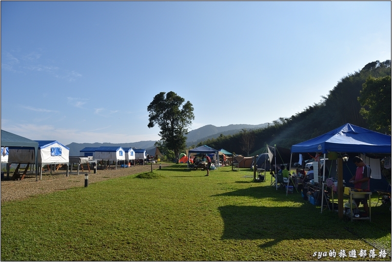 【新竹尖石 露營】自然野趣營地 | 稜線上的藍天與大草坪