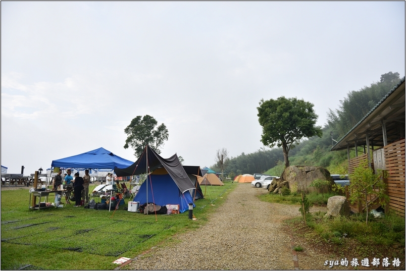 【新竹尖石 露營】自然野趣營地 | 稜線上的藍天與大草坪