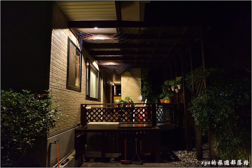 【花蓮 推薦民宿】金澤居 | 大樹旁的溫度與歡笑。大草皮、餵魚與舒適的房間