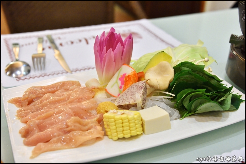 【花蓮 推薦民宿】金澤居 | 大樹旁的溫度與歡笑。大草皮、餵魚與舒適的房間