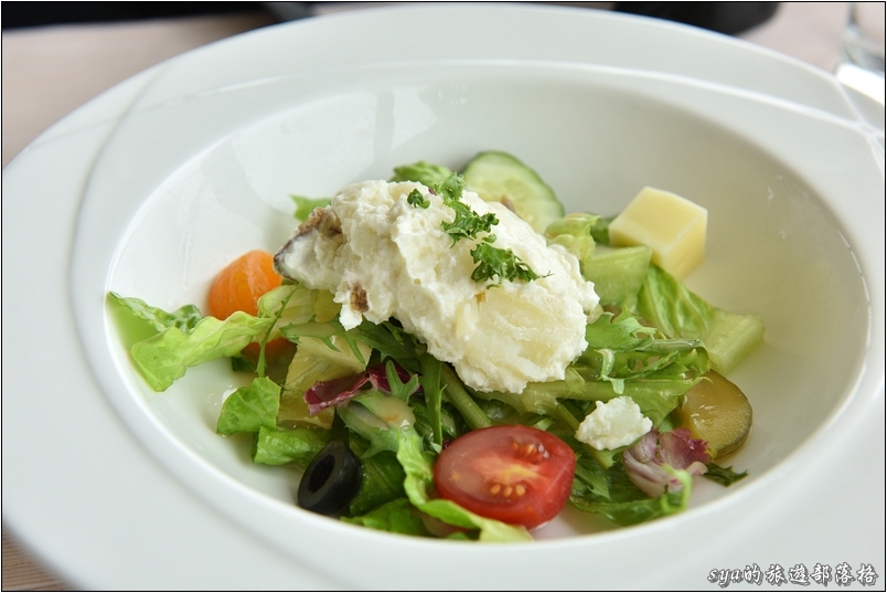 【南投埔里 推薦飯店】承萬尊爵酒店(原友山尊爵酒店) | 寬敞客房、旋轉餐廳(含菜單)、親子泳池