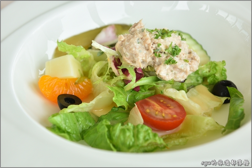 【南投埔里 推薦飯店】承萬尊爵酒店(原友山尊爵酒店) | 寬敞客房、旋轉餐廳(含菜單)、親子泳池